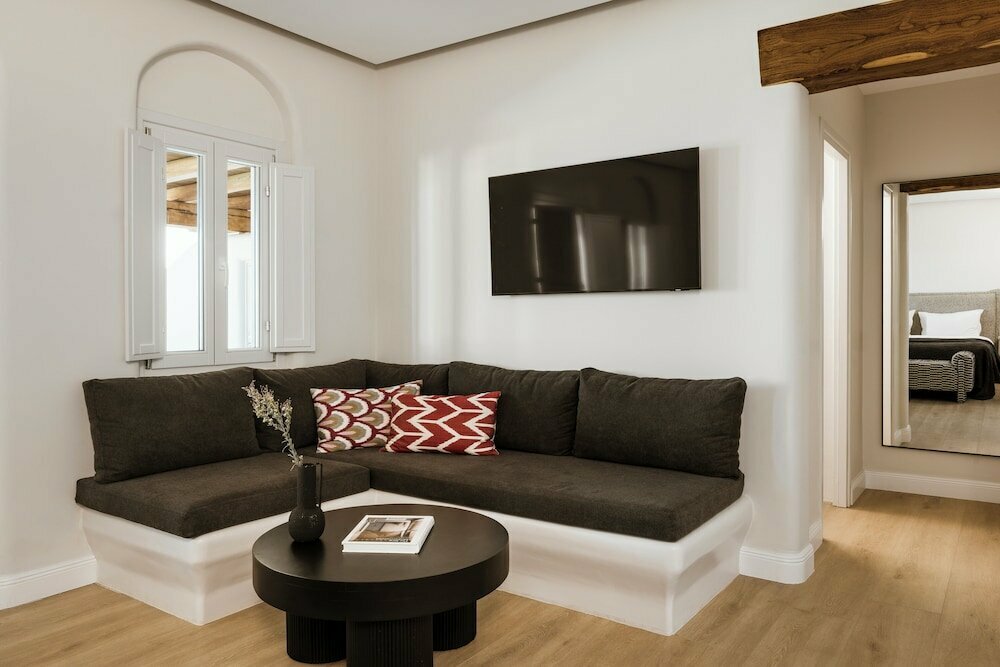 Nēro Light-Filled Suites