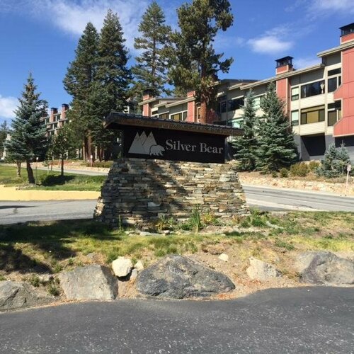 Silver Bear Condos, Забронировать Отель Отели Маммот-Лейкс с парковкой, рядом с Poma, Парковка