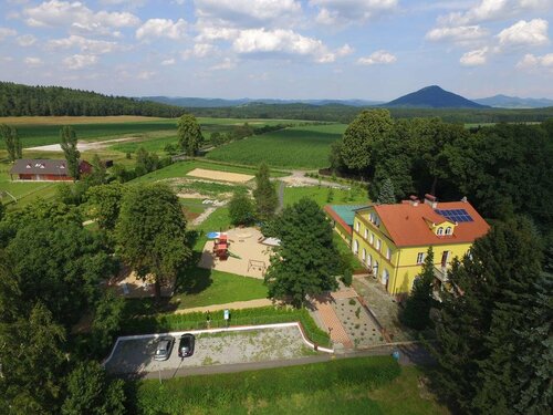 Bynovecký Zámeček, Book Pension Hoteller i Czech central mountains med pool, Swimmingpool