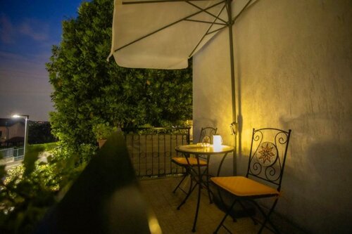 B&B Villa Mirella, Забронировать Отель «постель и завтрак» Отели Каснате-кон-Бернате с парковкой, Парковка