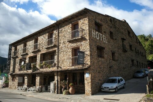 Hotel Los Ángeles, Забронировать Отель Отели Аренас-де-Кабралес с парковкой, Парковка