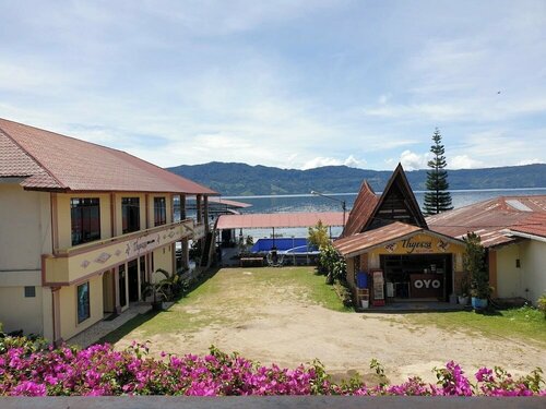 OYO 2208 Thyesza Hotel, Đặt Khách sạn Samosir Island 