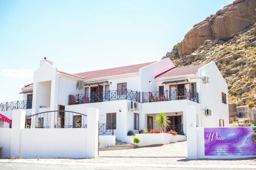 Nama White Guesthouse, Reservar Pousada (com pequeno-almoço) Hotéis em Springbok com estacionamento, Estacionamento