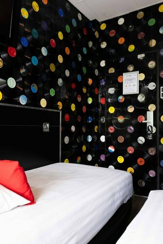 Backstage Hotel Amsterdam, Забронировать Бутик-отель Амстердам - центр города Амстердам, рядом с Улица Лейдсестраат