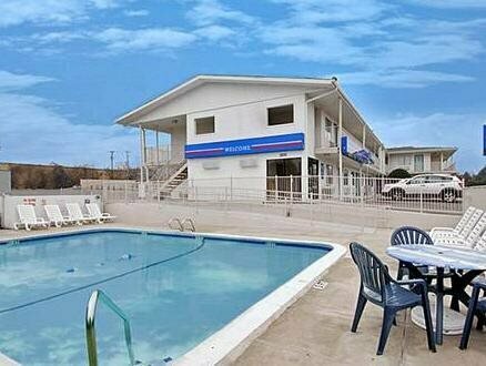 Motel 6-Elko, NV, Забронировать Мотель Отели Элко с парковкой, рядом с Конференц-центр Элко, Парковка