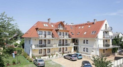Club Unicum, Забронировать Апартаменты/квартира Отели Хевиз с парковкой, рядом с Церковь Сердца Христова, Парковка
