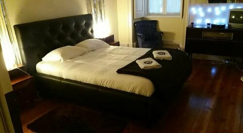 Music Hall Lisbon Hostel, Забронировать Хостел Отели Лиссабона с парковкой, рядом с Торговый центр Atrium Saldanha, Парковка