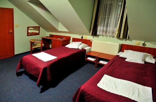 Hotel Złote Dęby, Book Hotel Hoteller i Masovia med parkering, Parkering