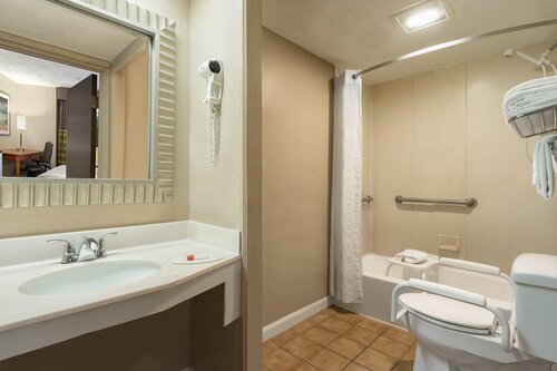 Super 8 by Wyndham West Greenwich/Providence, Забронировать Мини-отель  