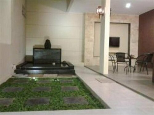 Indo Surabaya Homestay, Book Hotel Hoteller i Pradahkalikendal med parkering, Parkering