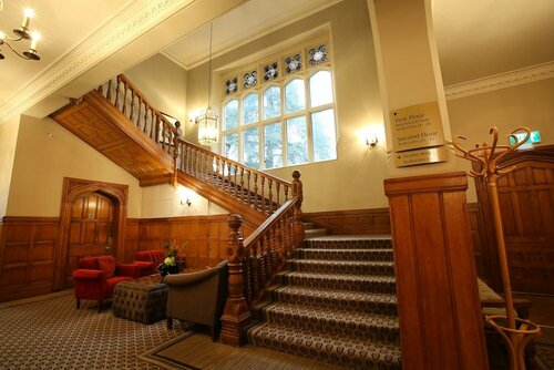 Hartsfield Manor, Забронировать Отель Бетчворт Суррей Хиллс