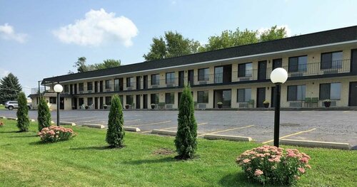 Geneva Wells Inn, Забронировать Мини-отель Отели Лейк-Дженива с парковкой, рядом с Geneva Lake Museum of History, Парковка