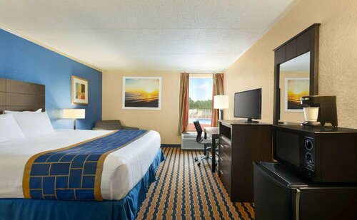 Days Inn & Suites by Wyndham Fort Bragg/Cross Creek Mall, Забронировать Мини-отель Форт-Брэгг Северная Каролина