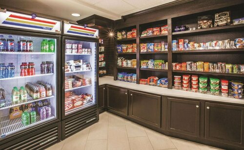 Days Inn & Suites by Wyndham Kokomo, Book Hotel Hoteller i Indiana med parkering, Parkering