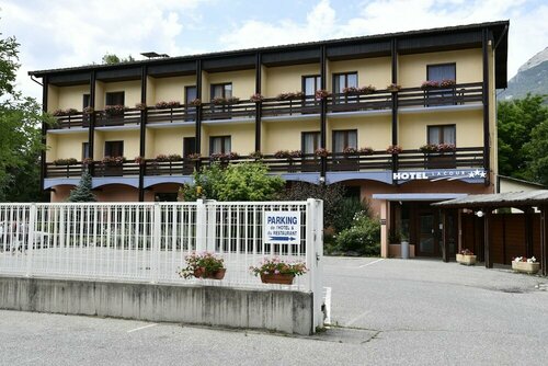 Hôtel Lacour, Book Hotel Hoteller i Rhône-Alps med parkering, Parkering