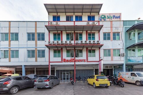 RedDoorz Plus near Kepri Mall, Book Hotel Batam Center Batam
