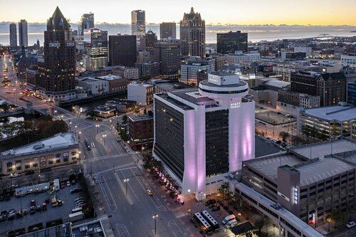 Hyatt Regency Milwaukee, Забронировать Отель Милуоки Висконсин, рядом с Областной технический колледж Милуоки