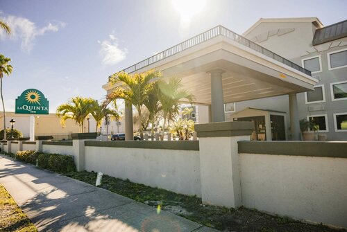 La Quinta Inn by Wyndham Tampa Near Busch Gardens, Забронировать Отель Тампа штат Флорида
