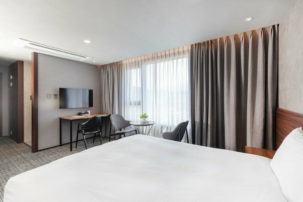 Hotel With City
