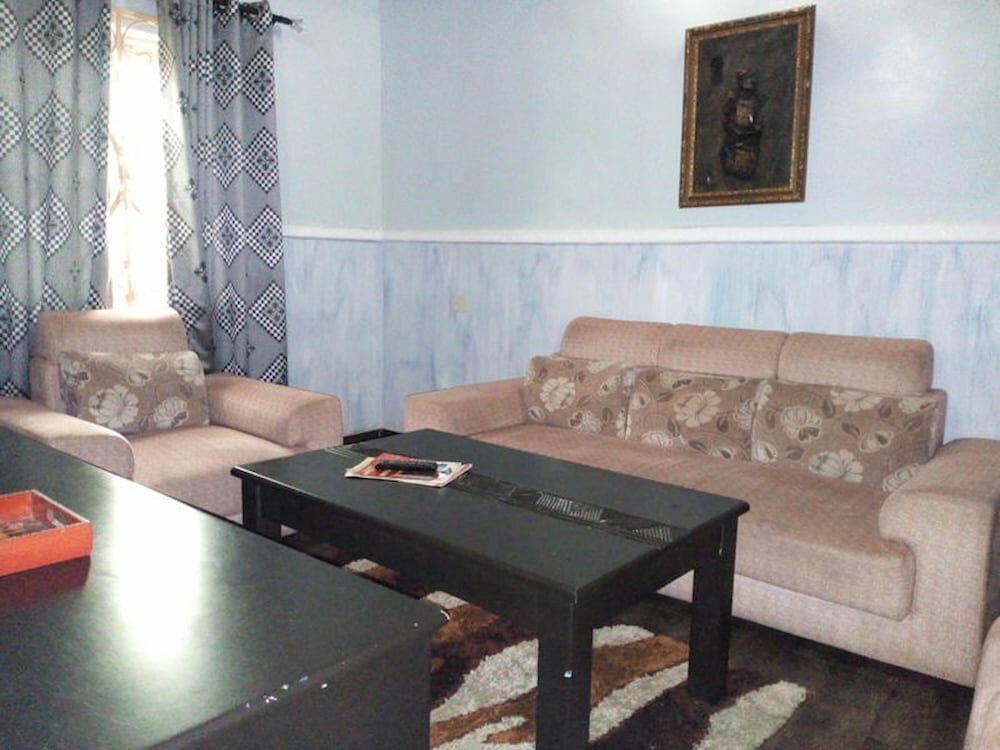 First Laurel Hotel & Suites