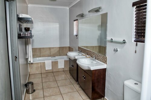 Browns Manor, Book Bed and Breakfast Hoteller i Northern Cape med pool, Swimmingpool