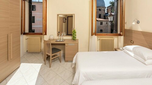 Hotel Casa Del Pellegrino, Забронировать Отель Отели Падуи с завтраком, рядом с Выставочный центр PadovaFiere, Завтраки