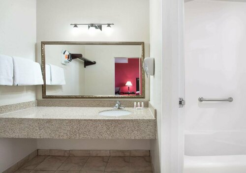 Ramada by Wyndham San Diego Airport, Забронировать Отель Отели Сан-Диего 3 звезды, рядом с Humphreys Concerts by the Bay, 3*