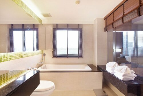 Mida Hotel Ngamwongwan - SHA Plus, Забронировать Отель Отели Центрального Таиланда с парковкой, Парковка