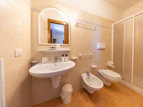 Hotel Monastero SantAndrea, Забронировать Отель Отели Ассизи с парковкой, рядом с Церковь Святой Клары, Парковка