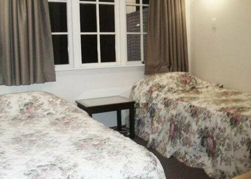 Browns Bay Olive Tree Motel & Apartment, Забронировать Апартаменты/квартира Отели региона Окленда с парковкой, Парковка