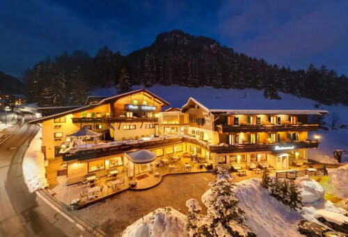 Romantik & Family Hotel Gardenia***S, Забронировать Отель Отели Сельва-ди-Валь-Гардена с парковкой, рядом с Горнолыжный курорт Валь-Гардена, Парковка