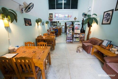 Funky Monkey Guesthouse & Tours, Забронировать Отель Отели Чиангмай с парковкой, рядом с Vieng-Joom-On Tea House, Парковка