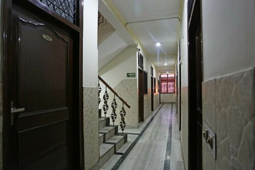 OYO 9233 Hotel Cottage Lord krishna, Забронировать Отель Пахар-Ганж Нью-Дели, рядом с Железнодорожный вокзал Нью-Дели