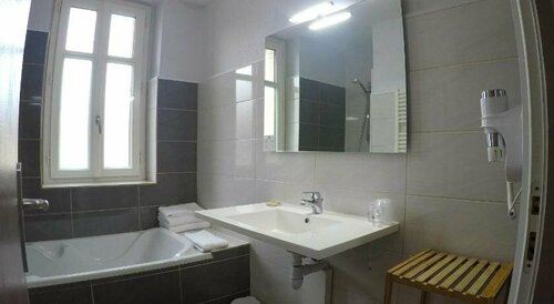Art Hotel Tendance, Забронировать Отель Отели Лиможа с парковкой, рядом с Eveche Municipal Museum, Парковка