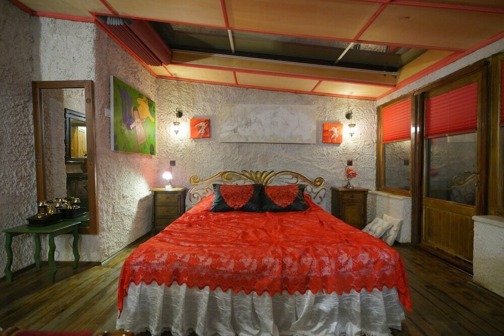 Karlik Evi