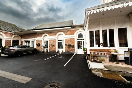 Le Lion dOr Hôtel de Charme et centre ville de Bernay, Забронировать Отель Отели Верхней Нормандия с парковкой, Парковка