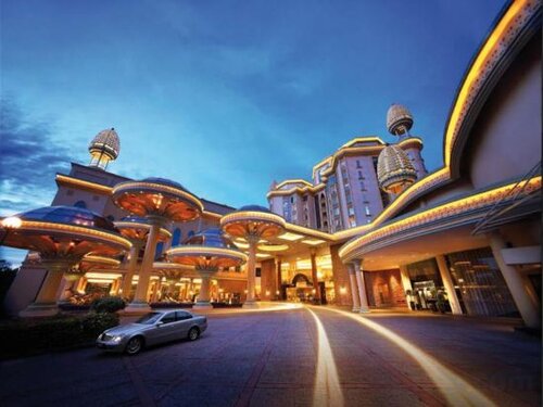 Luxury Resort Suites at Sunway Lagoon by Landmark, Забронировать Курортный отель Отели Петалинг-Джая с бассейном, рядом с Медицинский центр Сануэй, Бассейн