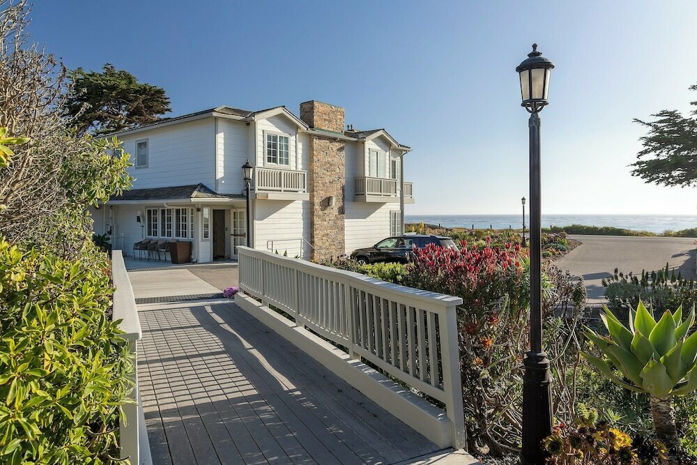 Pelican Inn & Suites