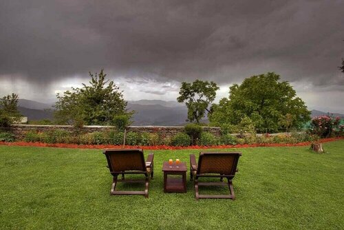 Chevron Eco Lodge, Rezerwuj Hotel Hotele w Ranikhet z parkingiem, Parking