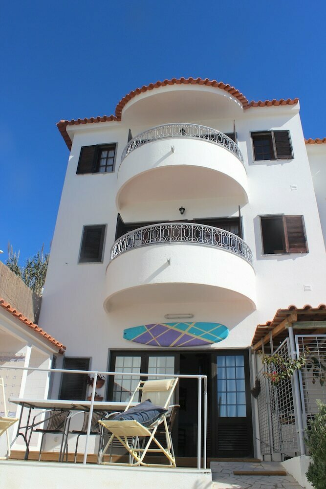 Ericeira Chill Hill Hostel & Private Rooms - Peach Garden