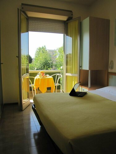 Hotel Etna - Hotel per Coppie e Famiglie con Parcheggio e Spiaggia, Забронировать Отель Отели Риччоне с парковкой, Парковка