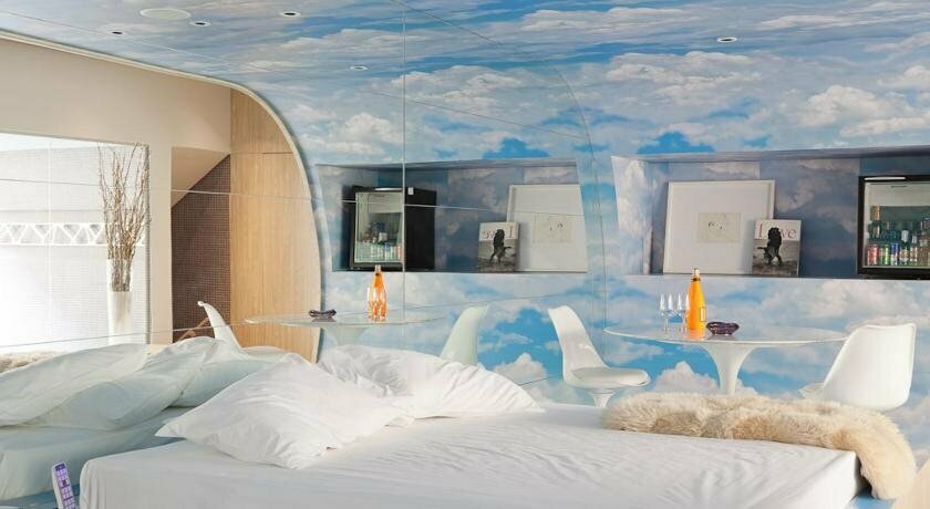 Lush Motel