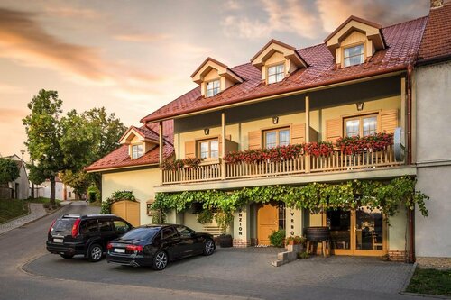 Penzion a vinný sklep U Vrbů, Reservar Hotel Hotéis em South Moravia com estacionamento, Estacionamento
