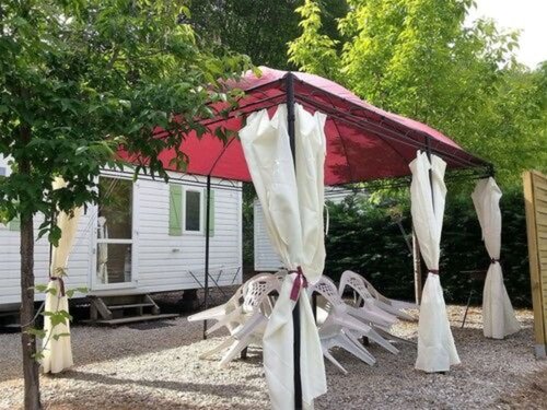 Camping du Lac, Book Campingplads Laval-de-Cere 