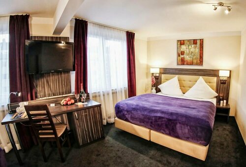 Hotel Famosa, Забронировать Отель Отели Штадтмитте 3 звезды, 3*