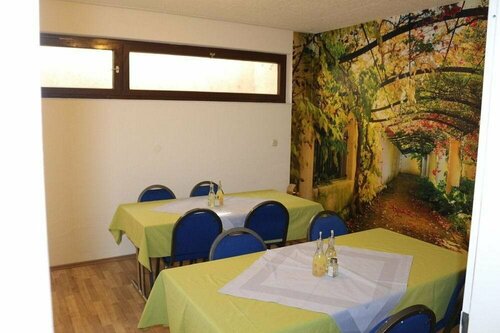 Hotel Haus Bergfrieden, Забронировать Отель Лёффинген 