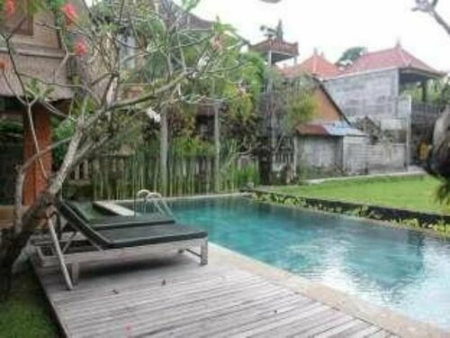 Ubud Lestari Bungalows, Rezerwuj Hotel Hotele w Gianyar z basenem, Basen