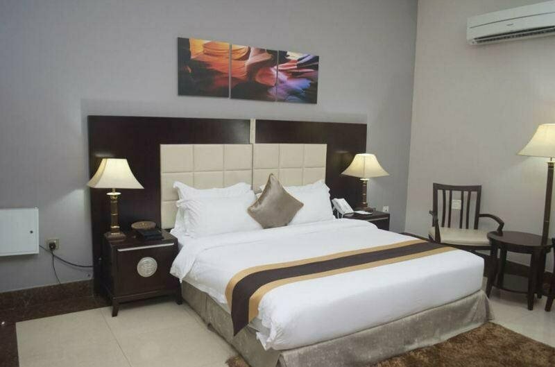 Grand bee suites