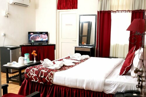 Alor Grande Holiday Resort, Забронировать Курортный отель Отели Кандолим с бассейном, рядом с Пляж Кандолим, Бассейн