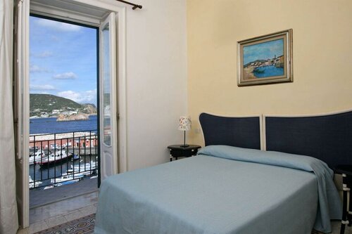 Mari, Book Hotel Hotels in Ponza with Breakfast, Breakfasts